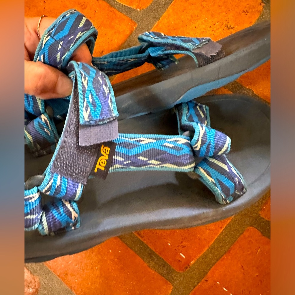 Tevas size 4Y (36)